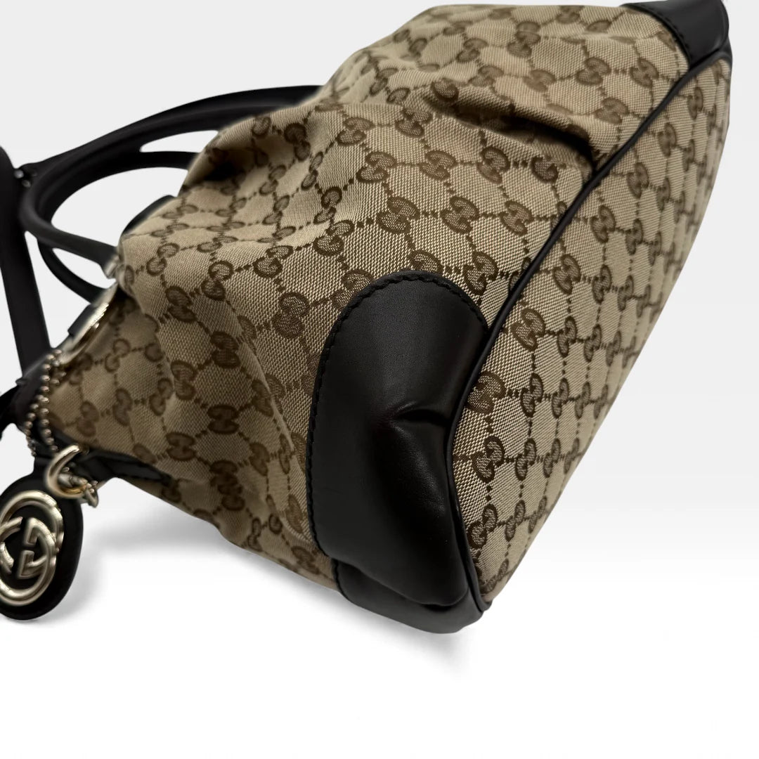 https://cdn.shopify.com/s/files/1/0564/9376/8855/files/Gucci_Handtasche_Sukey_mit_Umhangegurt_monogram_beige_vintage_GG_handbag_5063.webp?v=1765383774