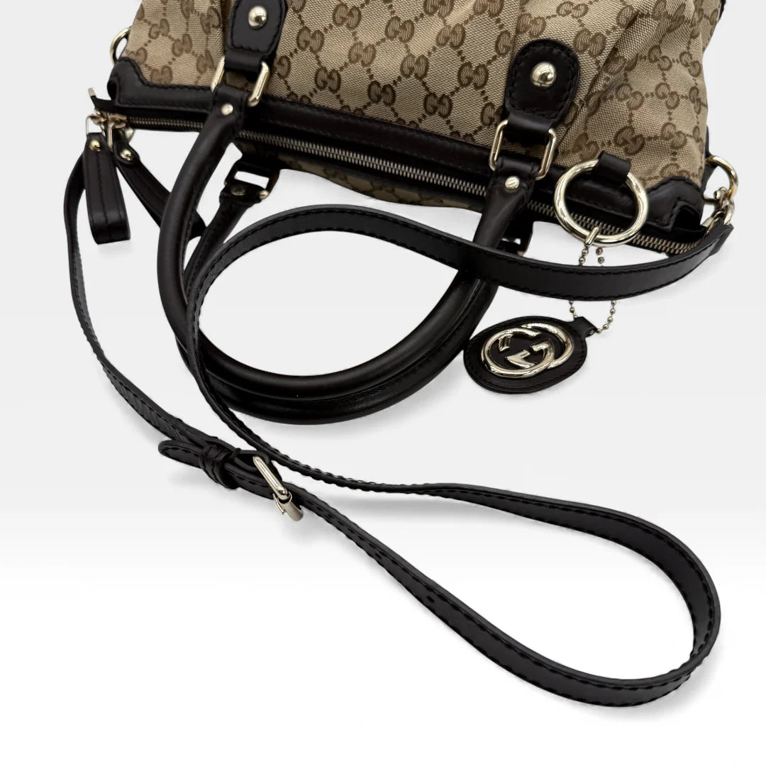 https://cdn.shopify.com/s/files/1/0564/9376/8855/files/Gucci_Handtasche_Sukey_mit_Umhangegurt_monogram_beige_vintage_GG_handbag_5068.webp?v=1765383774