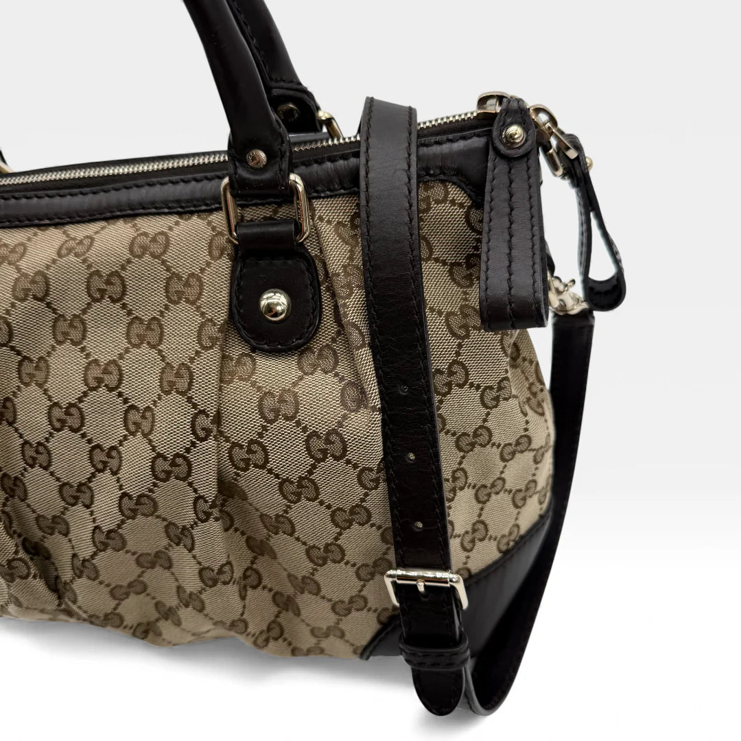 https://cdn.shopify.com/s/files/1/0564/9376/8855/files/Gucci_Handtasche_Sukey_mit_Umhangegurt_monogram_beige_vintage_GG_handbag_5071.webp?v=1765383774