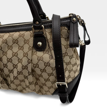 https://cdn.shopify.com/s/files/1/0564/9376/8855/files/Gucci_Handtasche_Sukey_mit_Umhangegurt_monogram_beige_vintage_GG_handbag_5071.webp?v=1765383774