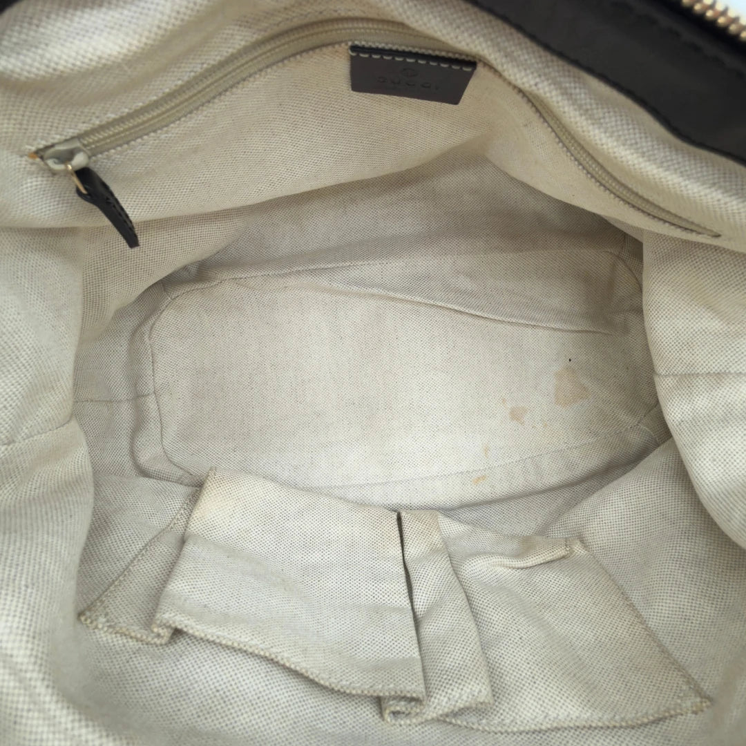 https://cdn.shopify.com/s/files/1/0564/9376/8855/files/Gucci_Handtasche_Sukey_mit_Umhangegurt_monogram_schwarz_vintage_GG7999.webp?v=1779965787