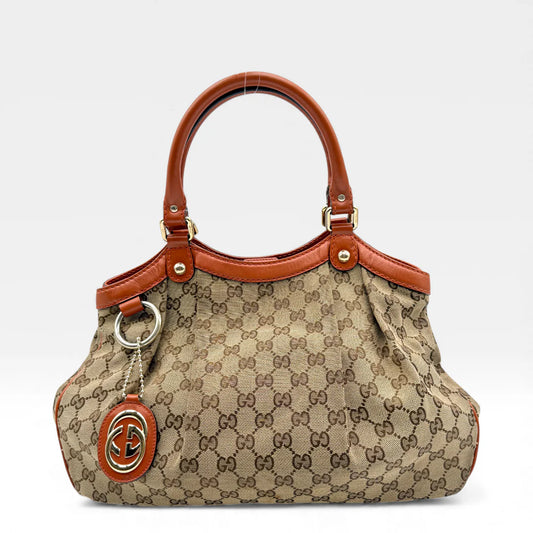 https://cdn.shopify.com/s/files/1/0564/9376/8855/files/Gucci_Handtasche_Sukey_monogram_beige_vintage_GG_handbag4954.webp?v=1764950995