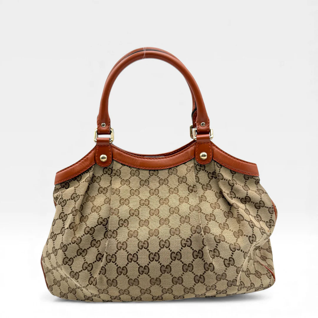 https://cdn.shopify.com/s/files/1/0564/9376/8855/files/Gucci_Handtasche_Sukey_monogram_beige_vintage_GG_handbag4956.webp?v=1764950994