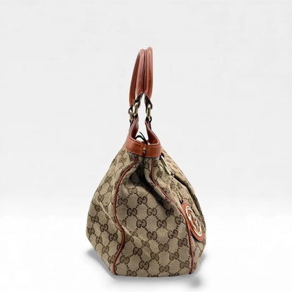 https://cdn.shopify.com/s/files/1/0564/9376/8855/files/Gucci_Handtasche_Sukey_monogram_beige_vintage_GG_handbag4959.webp?v=1764950993