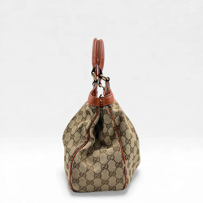 https://cdn.shopify.com/s/files/1/0564/9376/8855/files/Gucci_Handtasche_Sukey_monogram_beige_vintage_GG_handbag4960.webp?v=1764950994