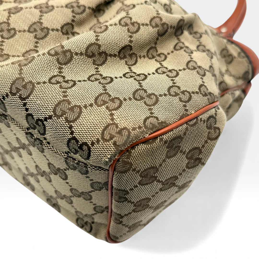 https://cdn.shopify.com/s/files/1/0564/9376/8855/files/Gucci_Handtasche_Sukey_monogram_beige_vintage_GG_handbag4964.webp?v=1764950993