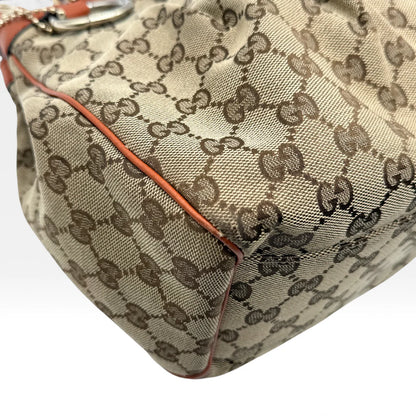 https://cdn.shopify.com/s/files/1/0564/9376/8855/files/Gucci_Handtasche_Sukey_monogram_beige_vintage_GG_handbag4965.webp?v=1764950993