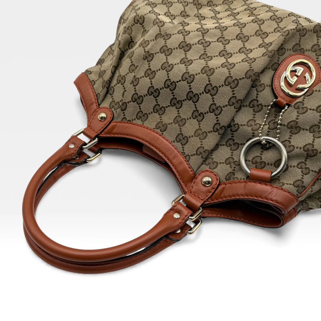 https://cdn.shopify.com/s/files/1/0564/9376/8855/files/Gucci_Handtasche_Sukey_monogram_beige_vintage_GG_handbag4966.webp?v=1764950994