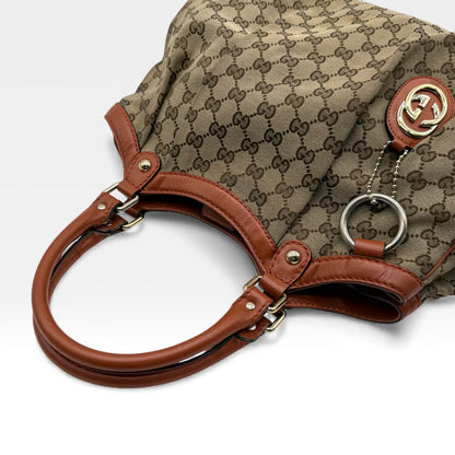 https://cdn.shopify.com/s/files/1/0564/9376/8855/files/Gucci_Handtasche_Sukey_monogram_beige_vintage_GG_handbag4966.webp?v=1764950994