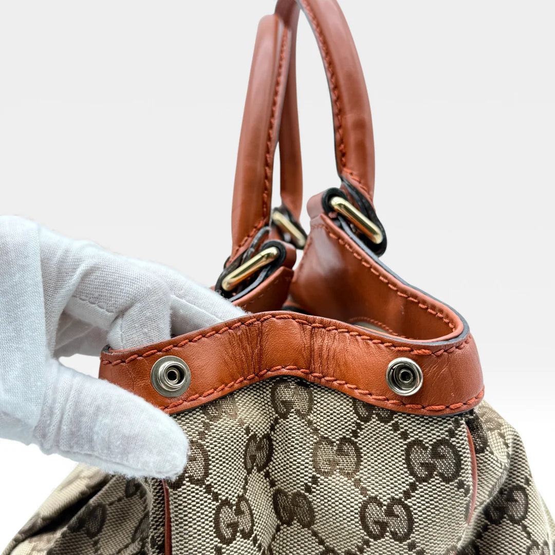 https://cdn.shopify.com/s/files/1/0564/9376/8855/files/Gucci_Handtasche_Sukey_monogram_beige_vintage_GG_handbag4971.webp?v=1764950994