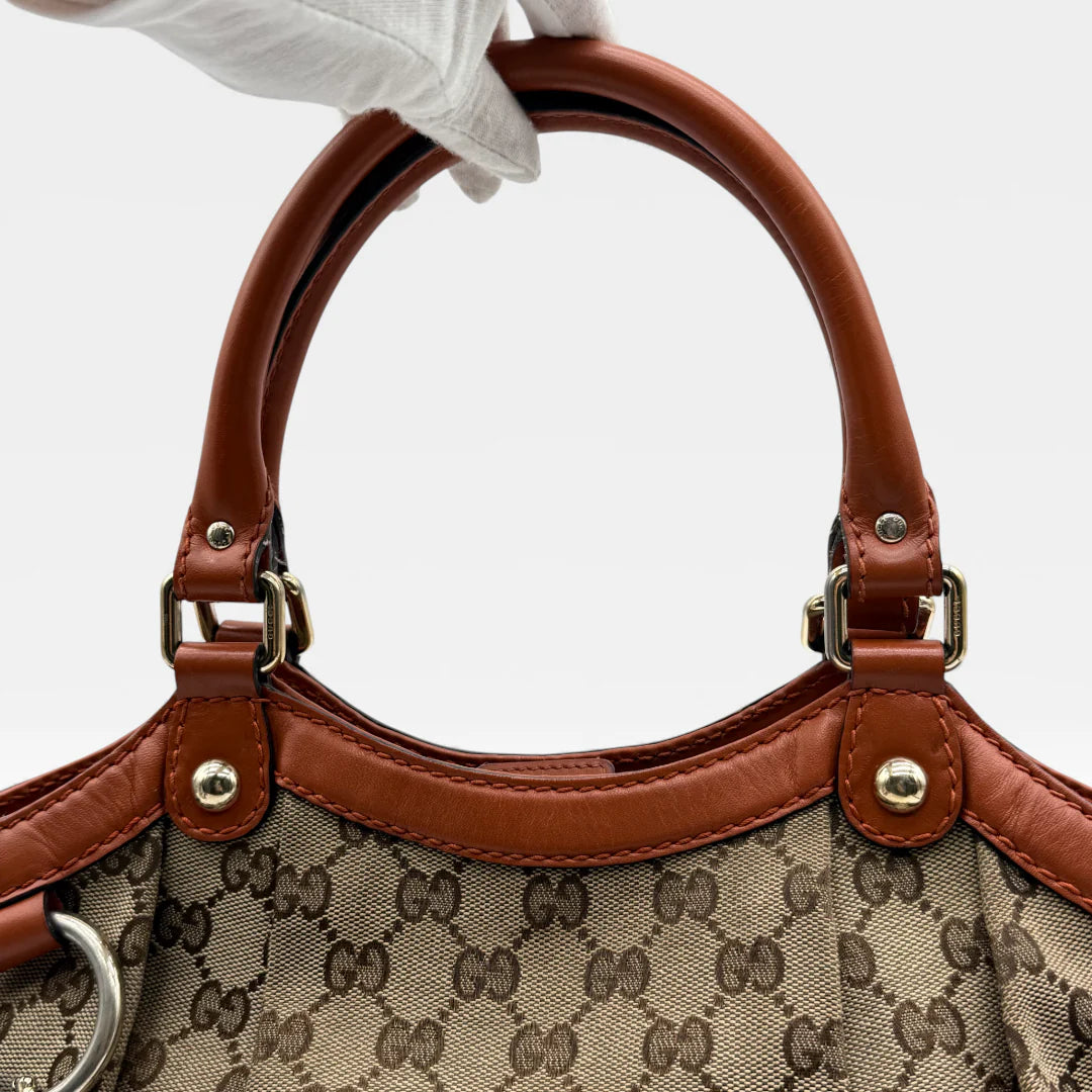 https://cdn.shopify.com/s/files/1/0564/9376/8855/files/Gucci_Handtasche_Sukey_monogram_beige_vintage_GG_handbag4974.webp?v=1764950993