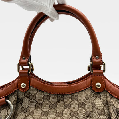 https://cdn.shopify.com/s/files/1/0564/9376/8855/files/Gucci_Handtasche_Sukey_monogram_beige_vintage_GG_handbag4974.webp?v=1764950993