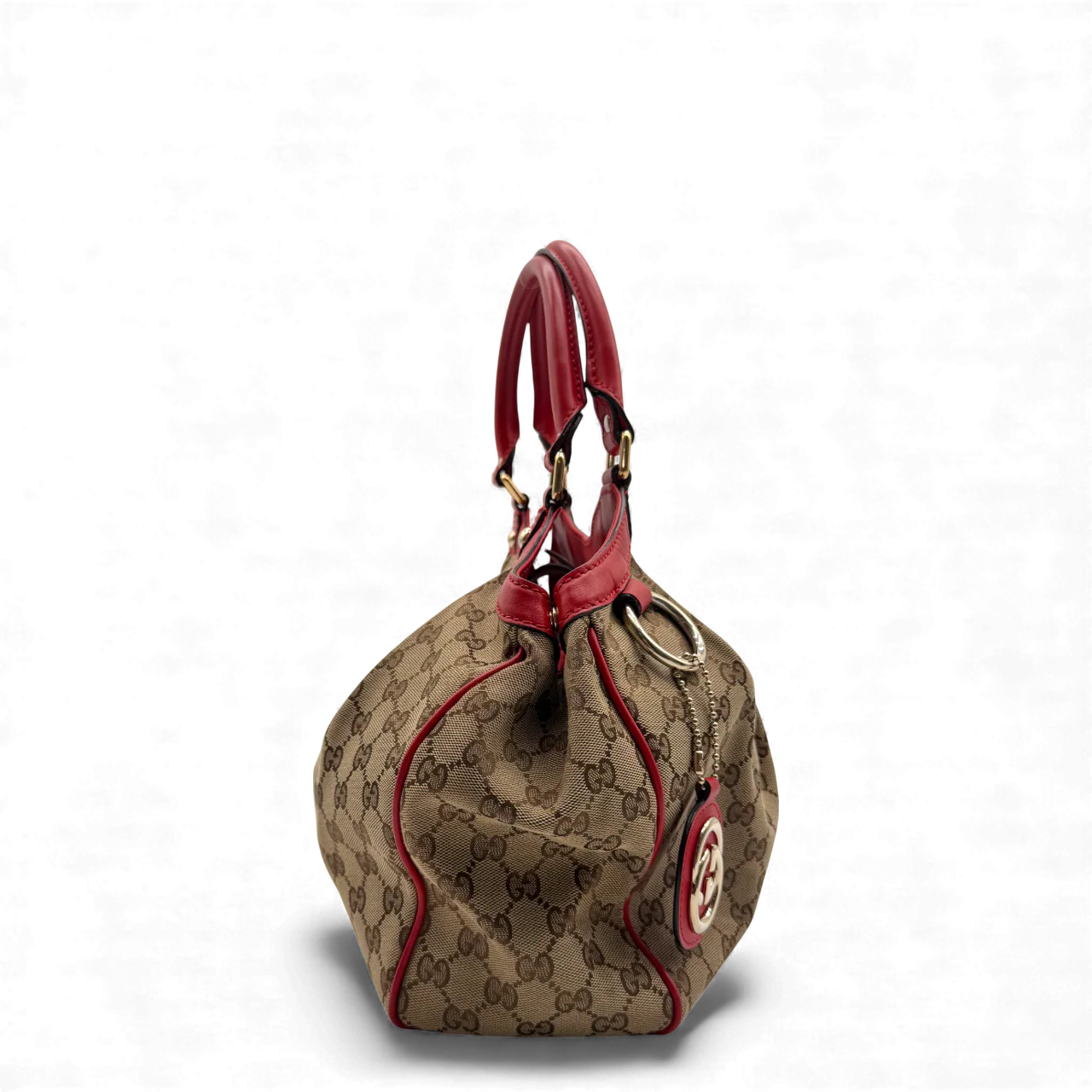 https://cdn.shopify.com/s/files/1/0564/9376/8855/files/Gucci_Handtasche_Sukey_rote_Lederdetails_monogram_beige_vintage_GG_handbag3266.webp?v=1764858987