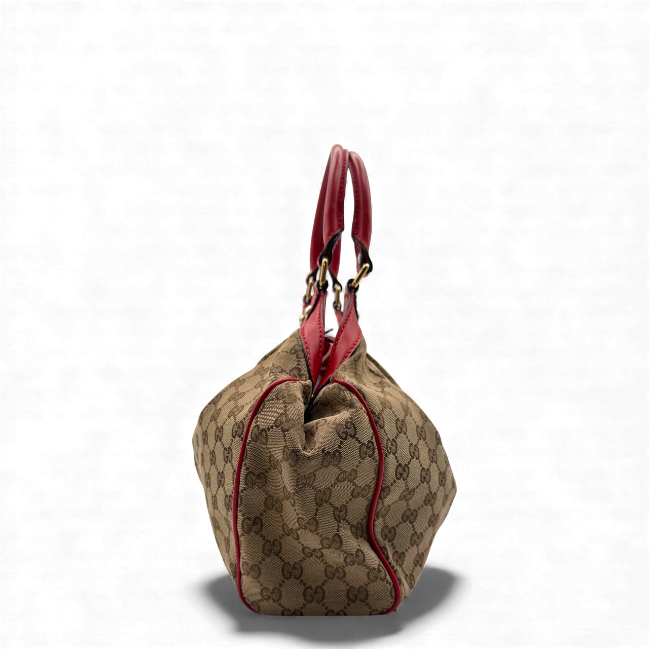 https://cdn.shopify.com/s/files/1/0564/9376/8855/files/Gucci_Handtasche_Sukey_rote_Lederdetails_monogram_beige_vintage_GG_handbag3267.webp?v=1764858987