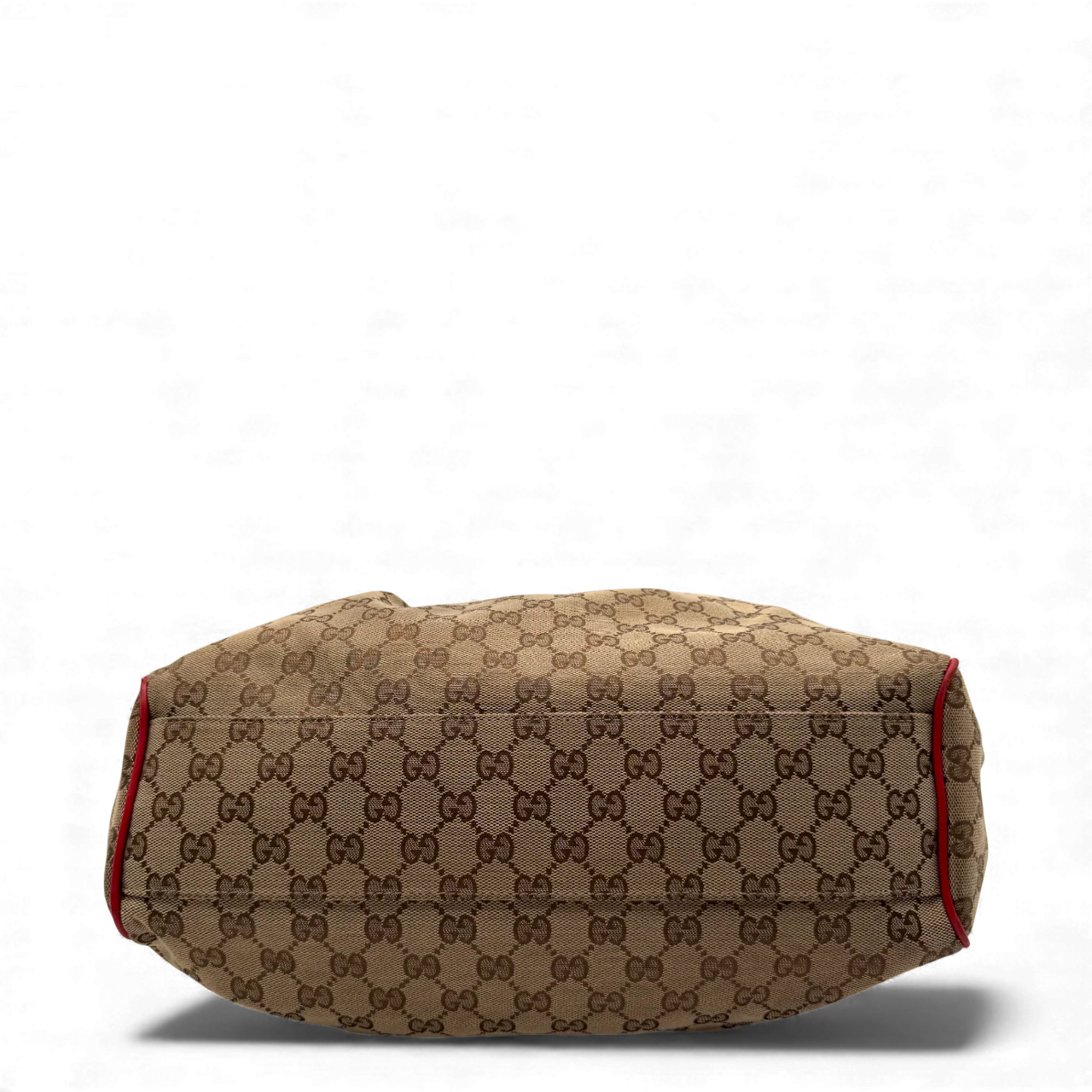 https://cdn.shopify.com/s/files/1/0564/9376/8855/files/Gucci_Handtasche_Sukey_rote_Lederdetails_monogram_beige_vintage_GG_handbag3271.webp?v=1764858987