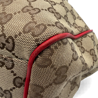 https://cdn.shopify.com/s/files/1/0564/9376/8855/files/Gucci_Handtasche_Sukey_rote_Lederdetails_monogram_beige_vintage_GG_handbag3272.webp?v=1764858987