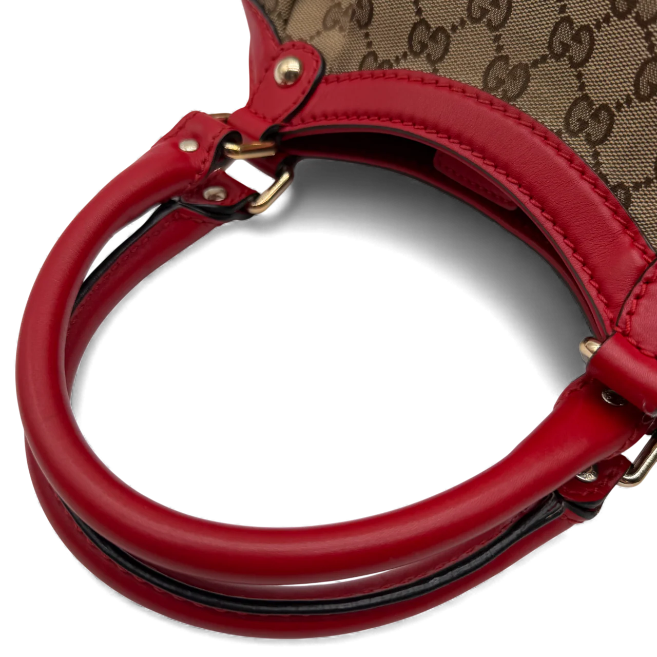 https://cdn.shopify.com/s/files/1/0564/9376/8855/files/Gucci_Handtasche_Sukey_rote_Lederdetails_monogram_beige_vintage_GG_handbag3277.webp?v=1764858987