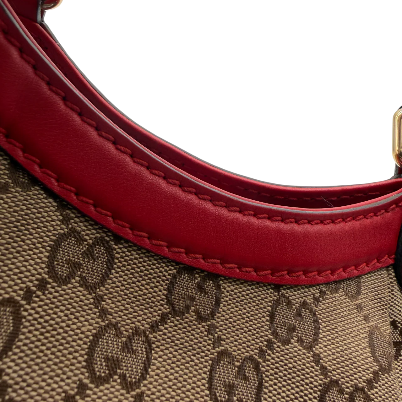 https://cdn.shopify.com/s/files/1/0564/9376/8855/files/Gucci_Handtasche_Sukey_rote_Lederdetails_monogram_beige_vintage_GG_handbag3280.webp?v=1764858987
