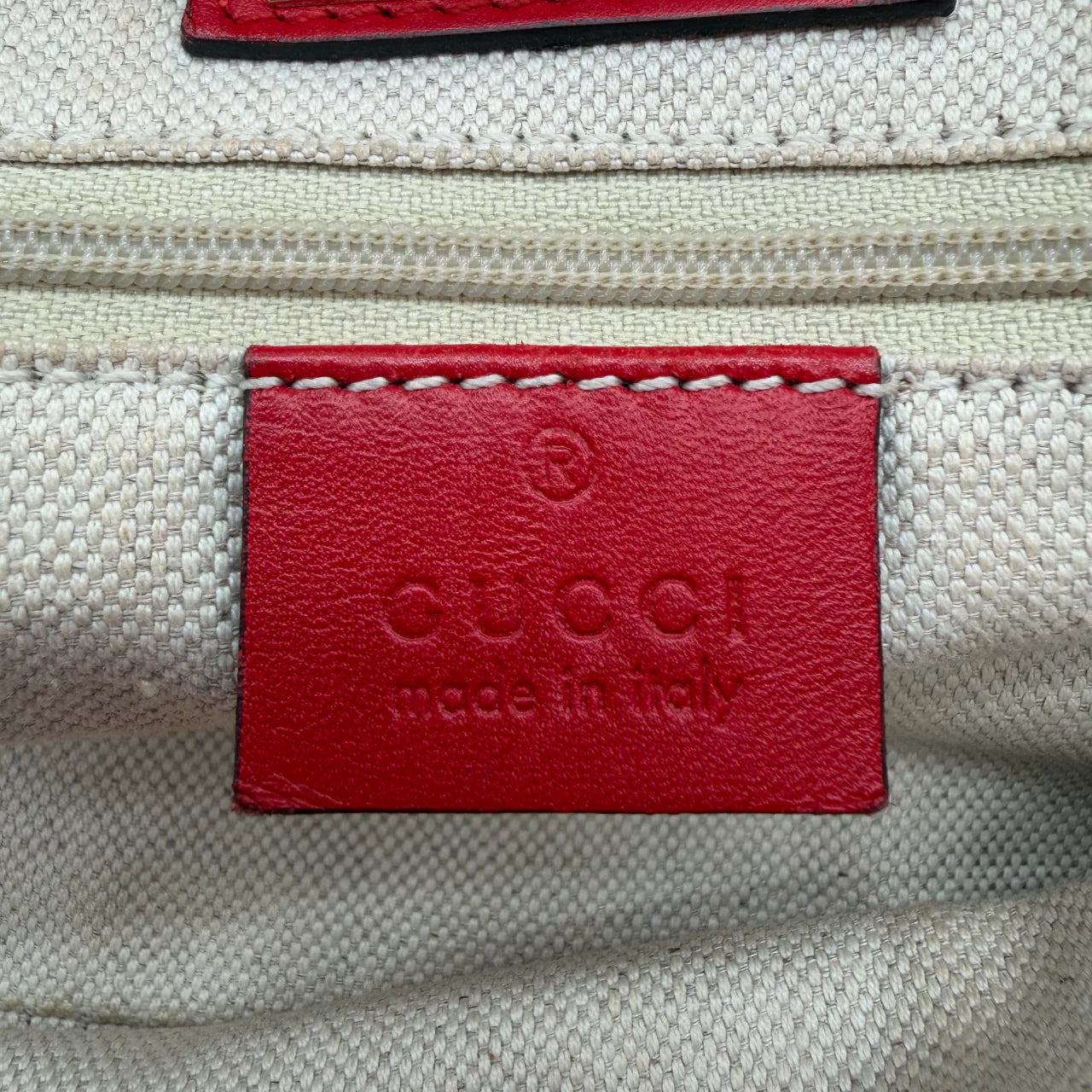 https://cdn.shopify.com/s/files/1/0564/9376/8855/files/Gucci_Handtasche_Sukey_rote_Lederdetails_monogram_beige_vintage_GG_handbag3285.webp?v=1764858987