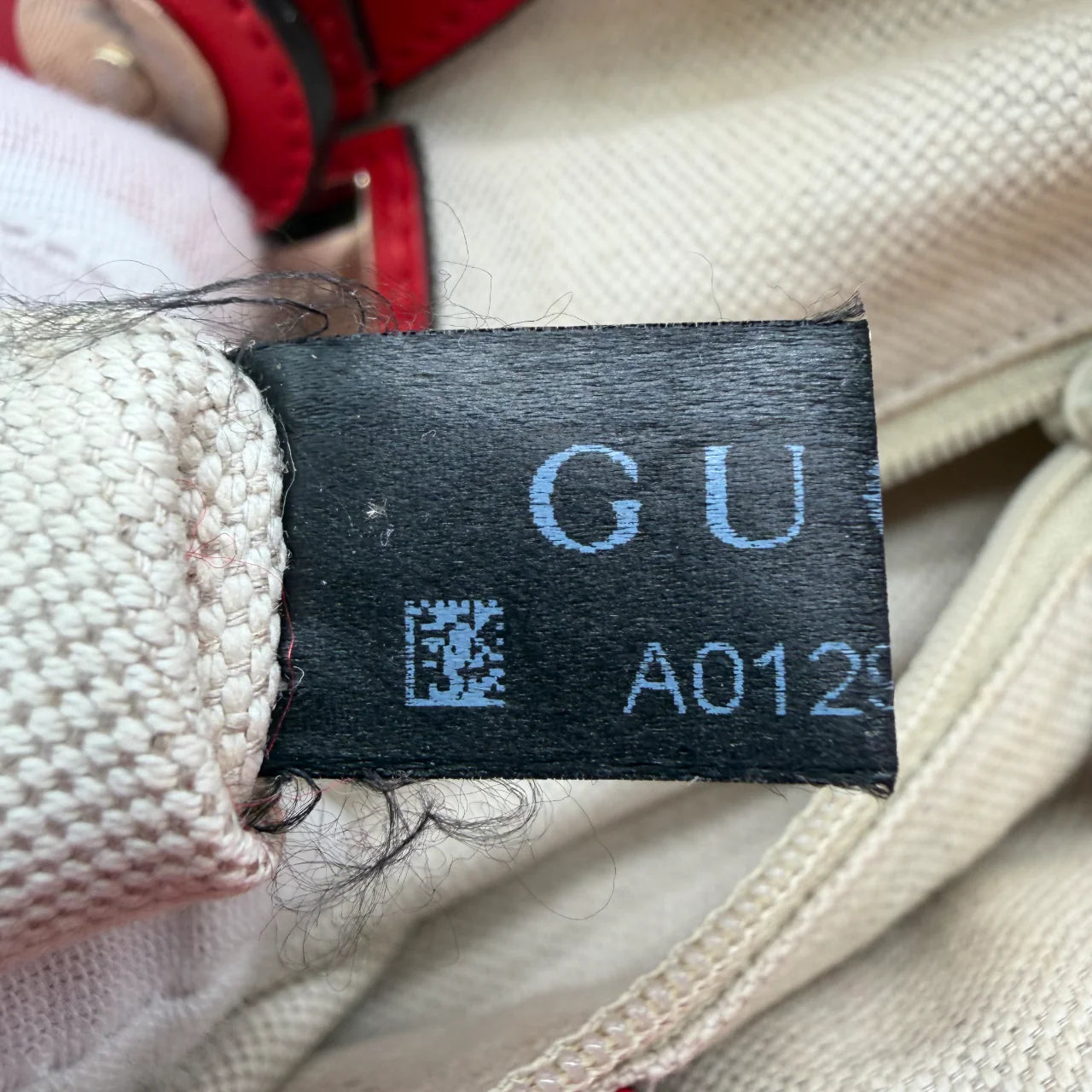 https://cdn.shopify.com/s/files/1/0564/9376/8855/files/Gucci_Handtasche_Sukey_rote_Lederdetails_monogram_beige_vintage_GG_handbag3287.webp?v=1764858987