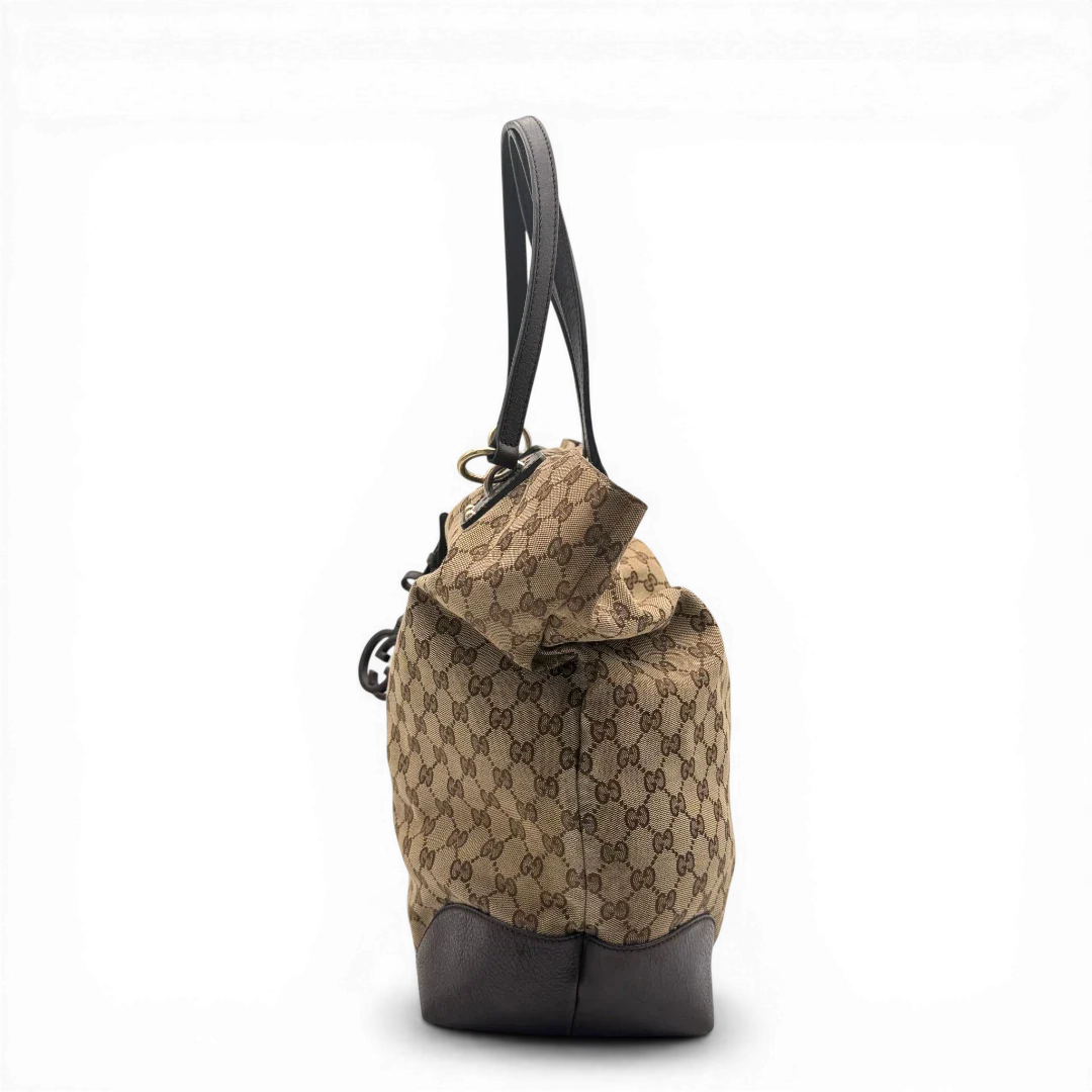 https://cdn.shopify.com/s/files/1/0564/9376/8855/files/Gucci_Handtasche_Tote_bag_monogram_beige_vintage_GG4513.webp?v=1775727732