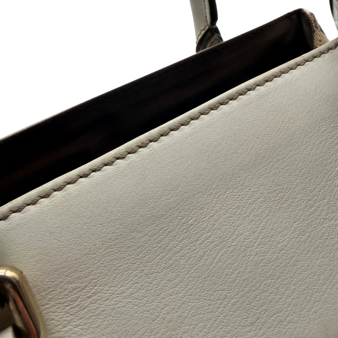 https://cdn.shopify.com/s/files/1/0564/9376/8855/files/Gucci_Handtasche_Trophy_mit_Gucci_Blume_beige_13.webp?v=1781713049