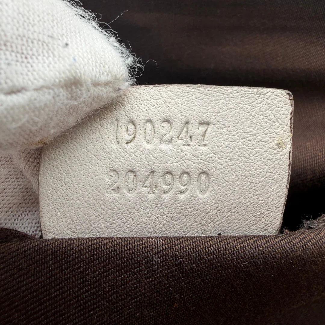 https://cdn.shopify.com/s/files/1/0564/9376/8855/files/Gucci_Handtasche_Trophy_mit_Gucci_Blume_beige_16.webp?v=1781713049
