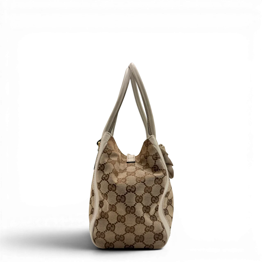https://cdn.shopify.com/s/files/1/0564/9376/8855/files/Gucci_Handtasche_Trophy_mit_Gucci_Blume_beige_4.webp?v=1781713049