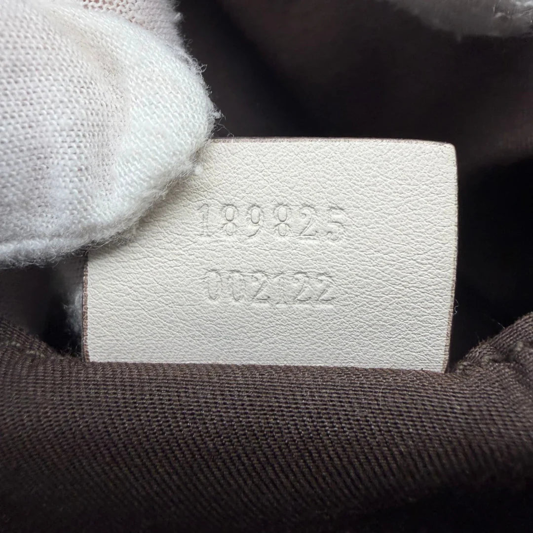 https://cdn.shopify.com/s/files/1/0564/9376/8855/files/Gucci_Handtasche_Zylinder_mit_Gucci_Blume_beige_vintage7864.webp?v=1780490137