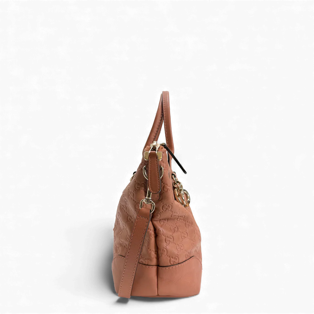 https://cdn.shopify.com/s/files/1/0564/9376/8855/files/Gucci_Handtasche_aus_Leder_monogram_rosa_vintage_GG_handbag2865.webp?v=1764852002