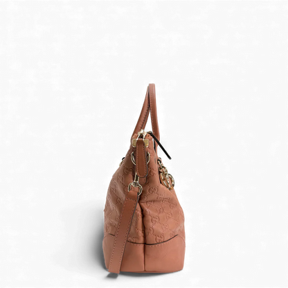 https://cdn.shopify.com/s/files/1/0564/9376/8855/files/Gucci_Handtasche_aus_Leder_monogram_rosa_vintage_GG_handbag2865.webp?v=1764852002