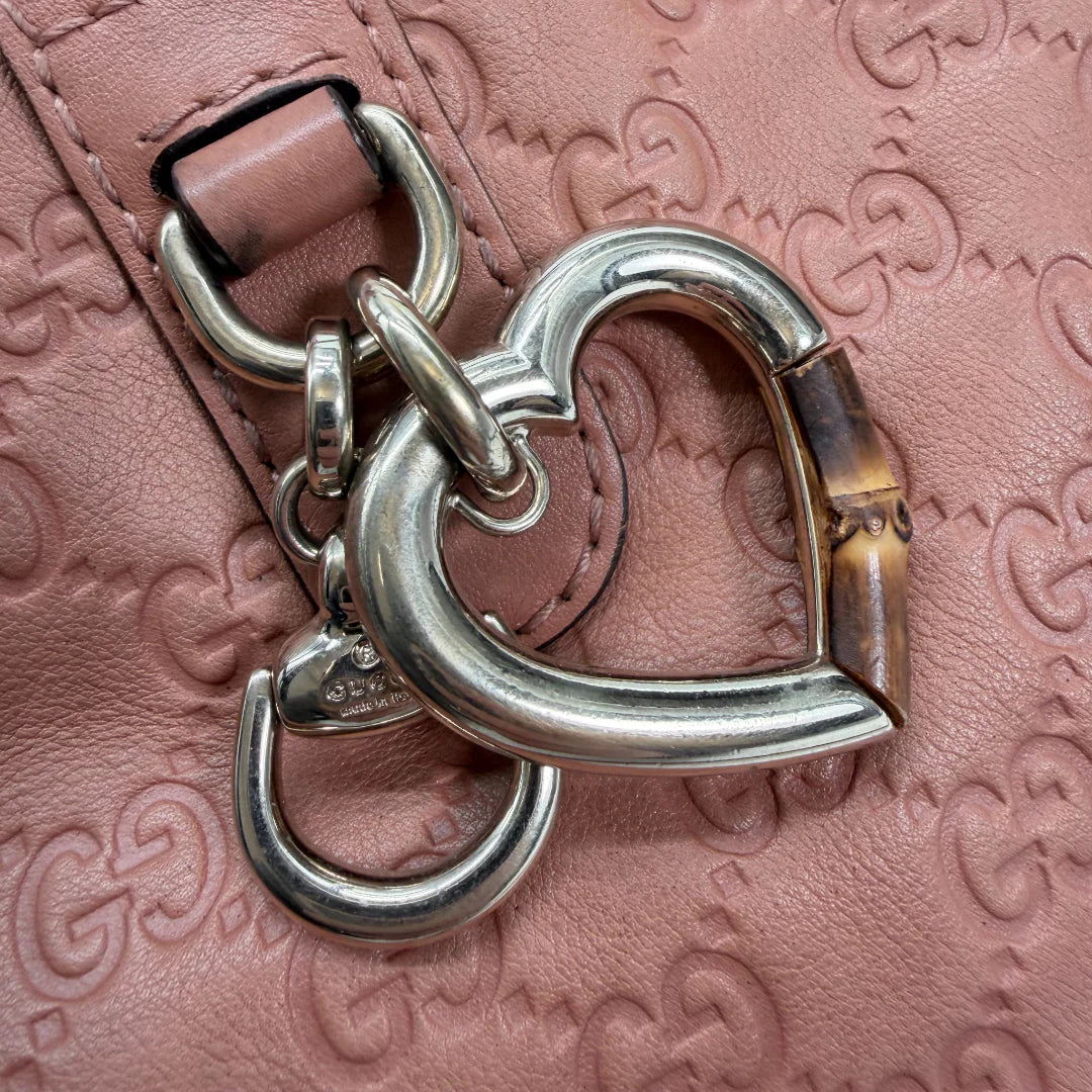 https://cdn.shopify.com/s/files/1/0564/9376/8855/files/Gucci_Handtasche_aus_Leder_monogram_rosa_vintage_GG_handbag2874.webp?v=1764852002