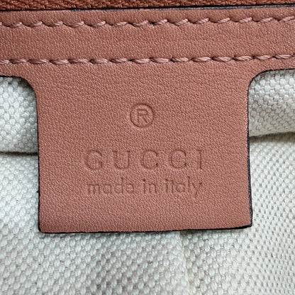 https://cdn.shopify.com/s/files/1/0564/9376/8855/files/Gucci_Handtasche_aus_Leder_monogram_rosa_vintage_GG_handbag2878.webp?v=1764852002