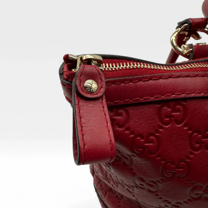 https://cdn.shopify.com/s/files/1/0564/9376/8855/files/Gucci_Handtasche_mit_Herz_Locks_aus_Leder_monogram_Rot_vintage_luxury_GG_handbag_2509.webp?v=1743624006