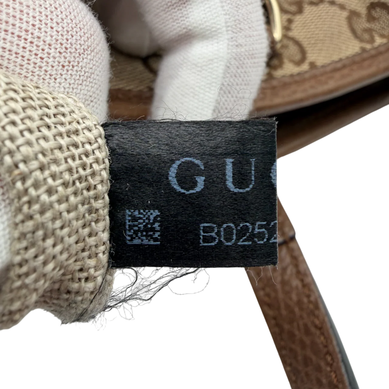 https://cdn.shopify.com/s/files/1/0564/9376/8855/files/Gucci_Handtasche_mit_Umhangegurt_monogram_beige___braun_vintage_GG_handbag3106.webp?v=1764897522