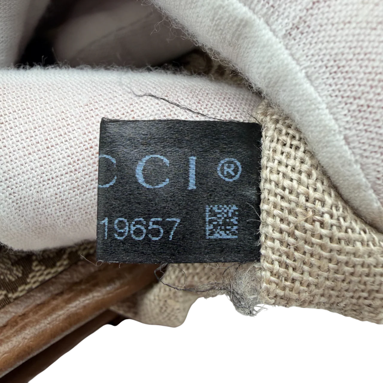 https://cdn.shopify.com/s/files/1/0564/9376/8855/files/Gucci_Handtasche_mit_Umhangegurt_monogram_beige___braun_vintage_GG_handbag3107.webp?v=1764897522