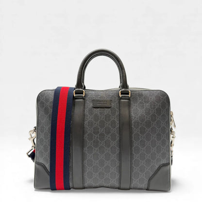https://cdn.shopify.com/s/files/1/0564/9376/8855/files/Gucci_Laptoptasche_mit_Umhangegurt_monogram_schwarz_vintage_GG_4447.webp?v=1765386752