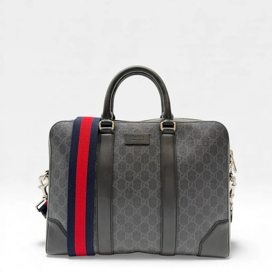 https://cdn.shopify.com/s/files/1/0564/9376/8855/files/Gucci_Laptoptasche_mit_Umhangegurt_monogram_schwarz_vintage_GG_4447.webp?v=1765386752