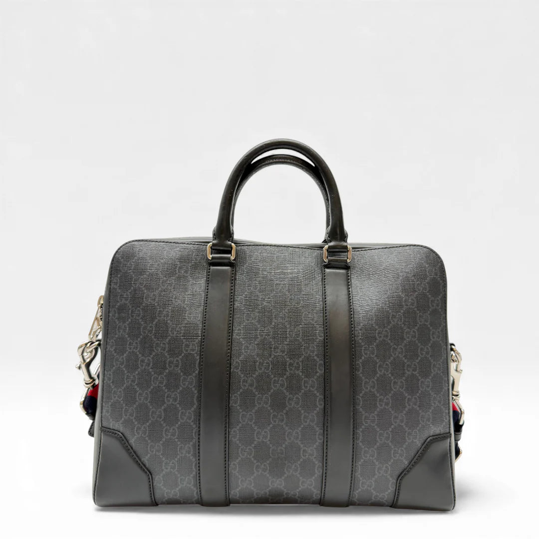 https://cdn.shopify.com/s/files/1/0564/9376/8855/files/Gucci_Laptoptasche_mit_Umhangegurt_monogram_schwarz_vintage_GG_4448.webp?v=1765386904