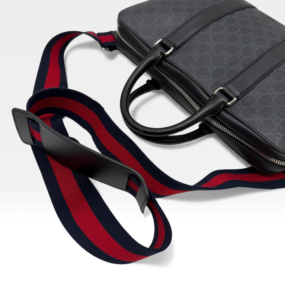 https://cdn.shopify.com/s/files/1/0564/9376/8855/files/Gucci_Laptoptasche_mit_Umhangegurt_monogram_schwarz_vintage_GG_4456.webp?v=1765386904