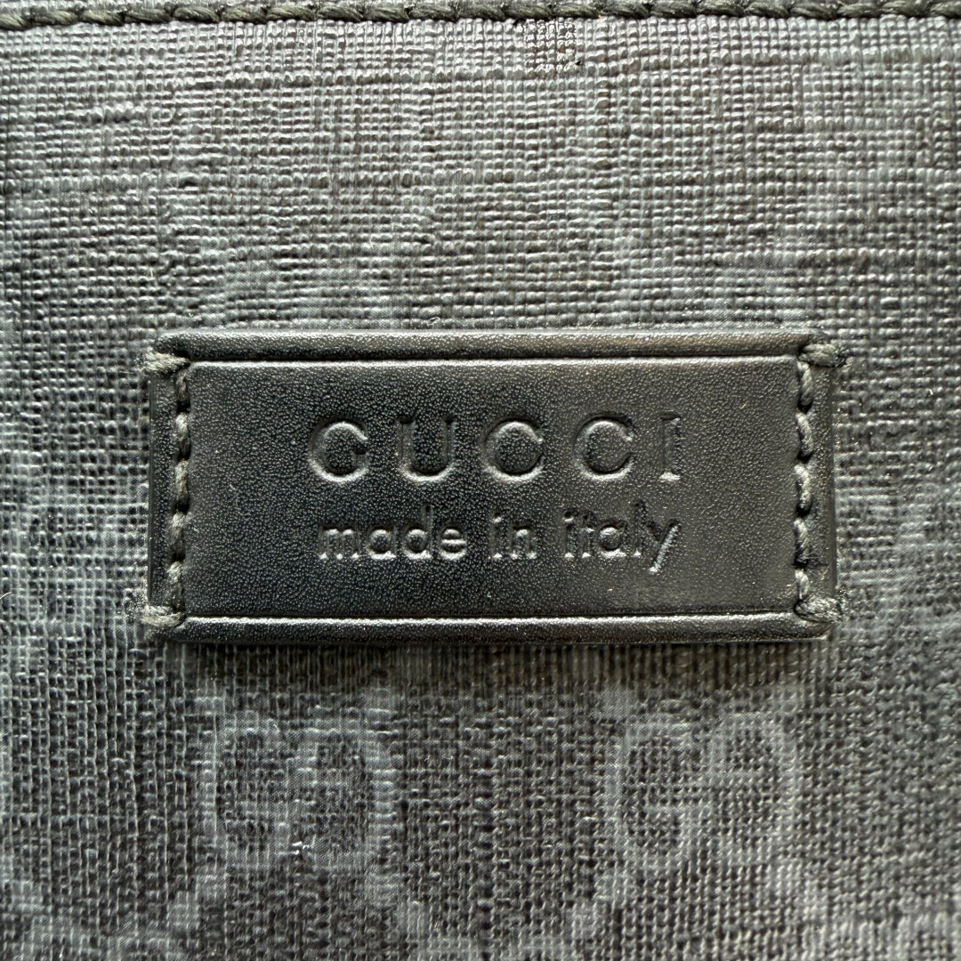 https://cdn.shopify.com/s/files/1/0564/9376/8855/files/Gucci_Laptoptasche_mit_Umhangegurt_monogram_schwarz_vintage_GG_4457.webp?v=1765386904