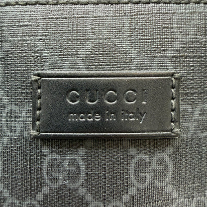 https://cdn.shopify.com/s/files/1/0564/9376/8855/files/Gucci_Laptoptasche_mit_Umhangegurt_monogram_schwarz_vintage_GG_4457.webp?v=1765386904