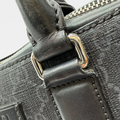 https://cdn.shopify.com/s/files/1/0564/9376/8855/files/Gucci_Laptoptasche_mit_Umhangegurt_monogram_schwarz_vintage_GG_4458.webp?v=1765386904