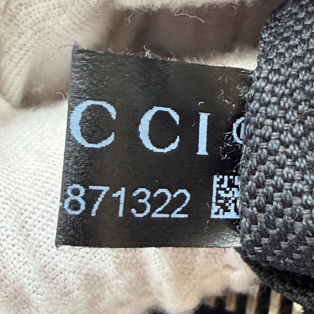 https://cdn.shopify.com/s/files/1/0564/9376/8855/files/Gucci_Laptoptasche_mit_Umhangegurt_monogram_schwarz_vintage_GG_4466.webp?v=1765386904