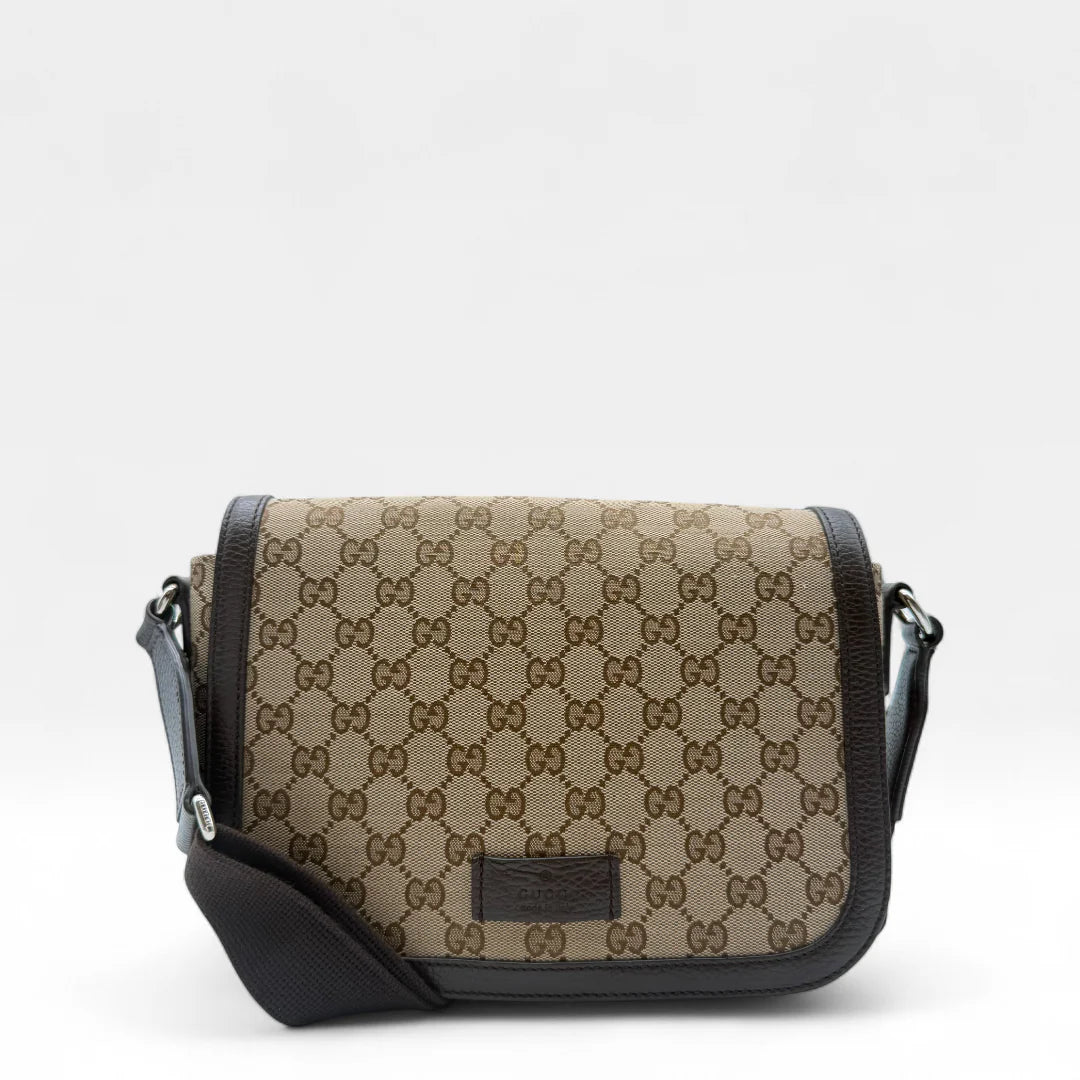 https://cdn.shopify.com/s/files/1/0564/9376/8855/files/Gucci_Messengertasche_Opidia_small_monogram_beige_vintage_GG1415.webp?v=1762430332