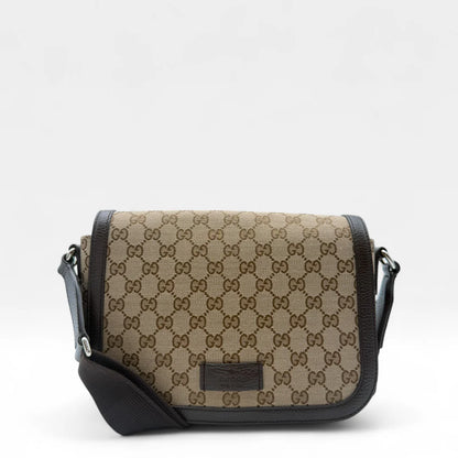 https://cdn.shopify.com/s/files/1/0564/9376/8855/files/Gucci_Messengertasche_Opidia_small_monogram_beige_vintage_GG1415.webp?v=1762430332