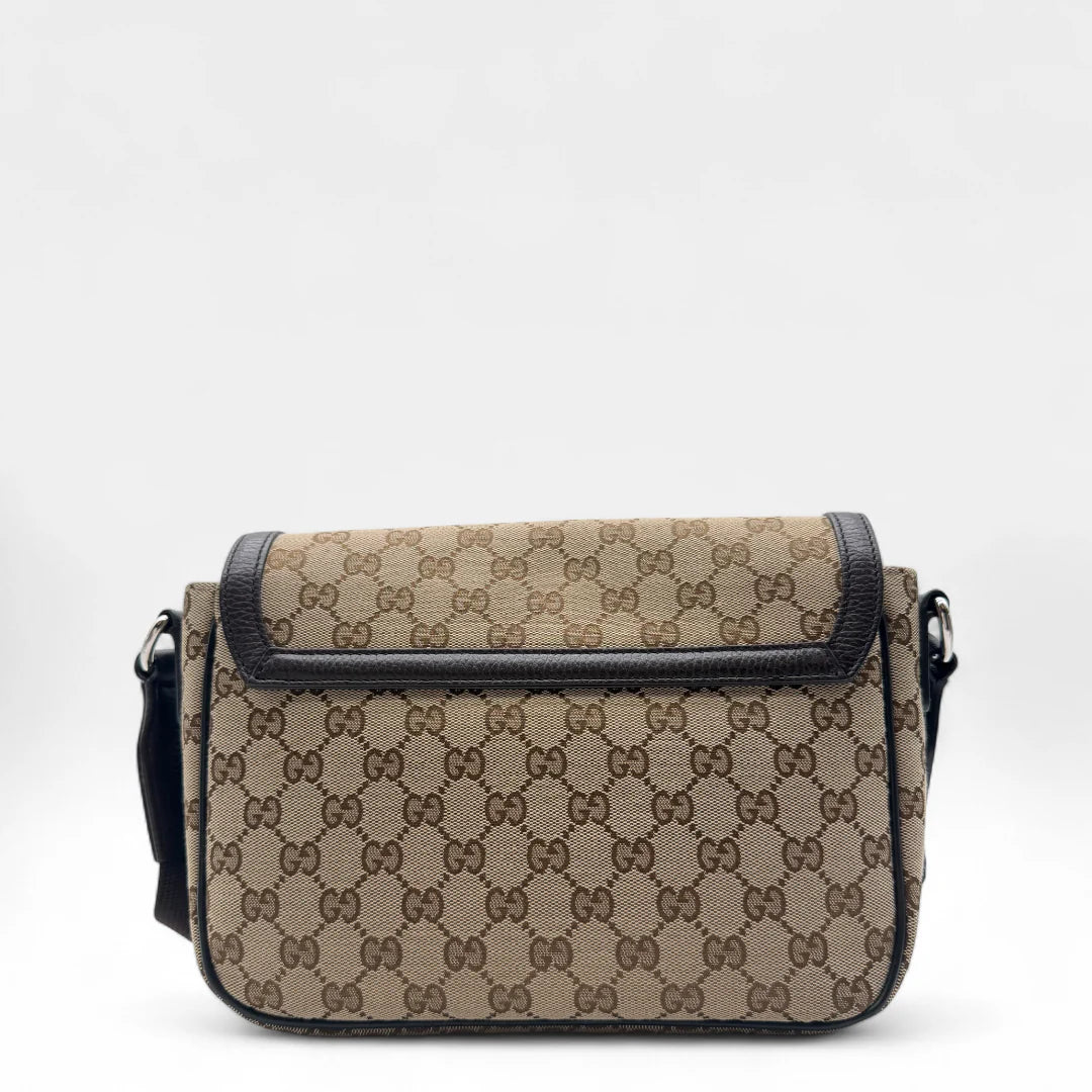 https://cdn.shopify.com/s/files/1/0564/9376/8855/files/Gucci_Messengertasche_Opidia_small_monogram_beige_vintage_GG1416.webp?v=1762430359