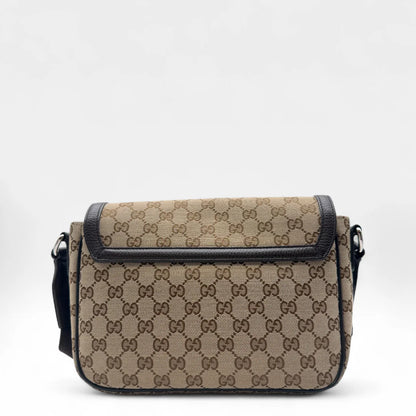 https://cdn.shopify.com/s/files/1/0564/9376/8855/files/Gucci_Messengertasche_Opidia_small_monogram_beige_vintage_GG1416.webp?v=1762430359