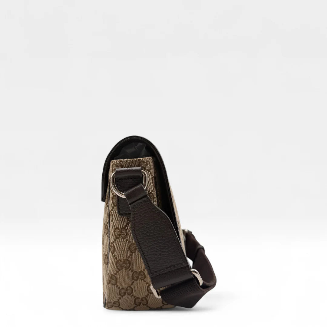 https://cdn.shopify.com/s/files/1/0564/9376/8855/files/Gucci_Messengertasche_Opidia_small_monogram_beige_vintage_GG1418.webp?v=1762430359