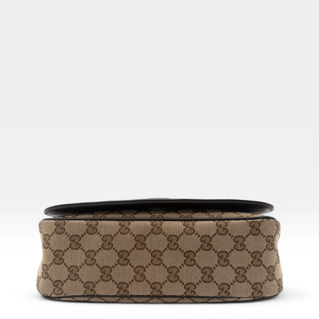 https://cdn.shopify.com/s/files/1/0564/9376/8855/files/Gucci_Messengertasche_Opidia_small_monogram_beige_vintage_GG1419.webp?v=1762430359